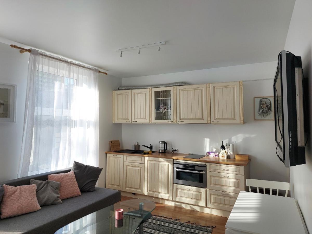 Kesklinna Peatuspaik Talin Exterior foto